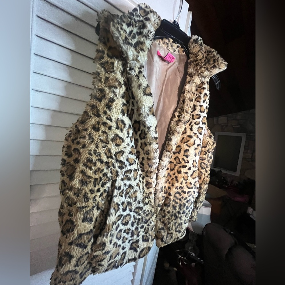 BETSEY JOHNSON Cheetah hook and eye Faux Fur Vest with pockets - Picture 10 of 12